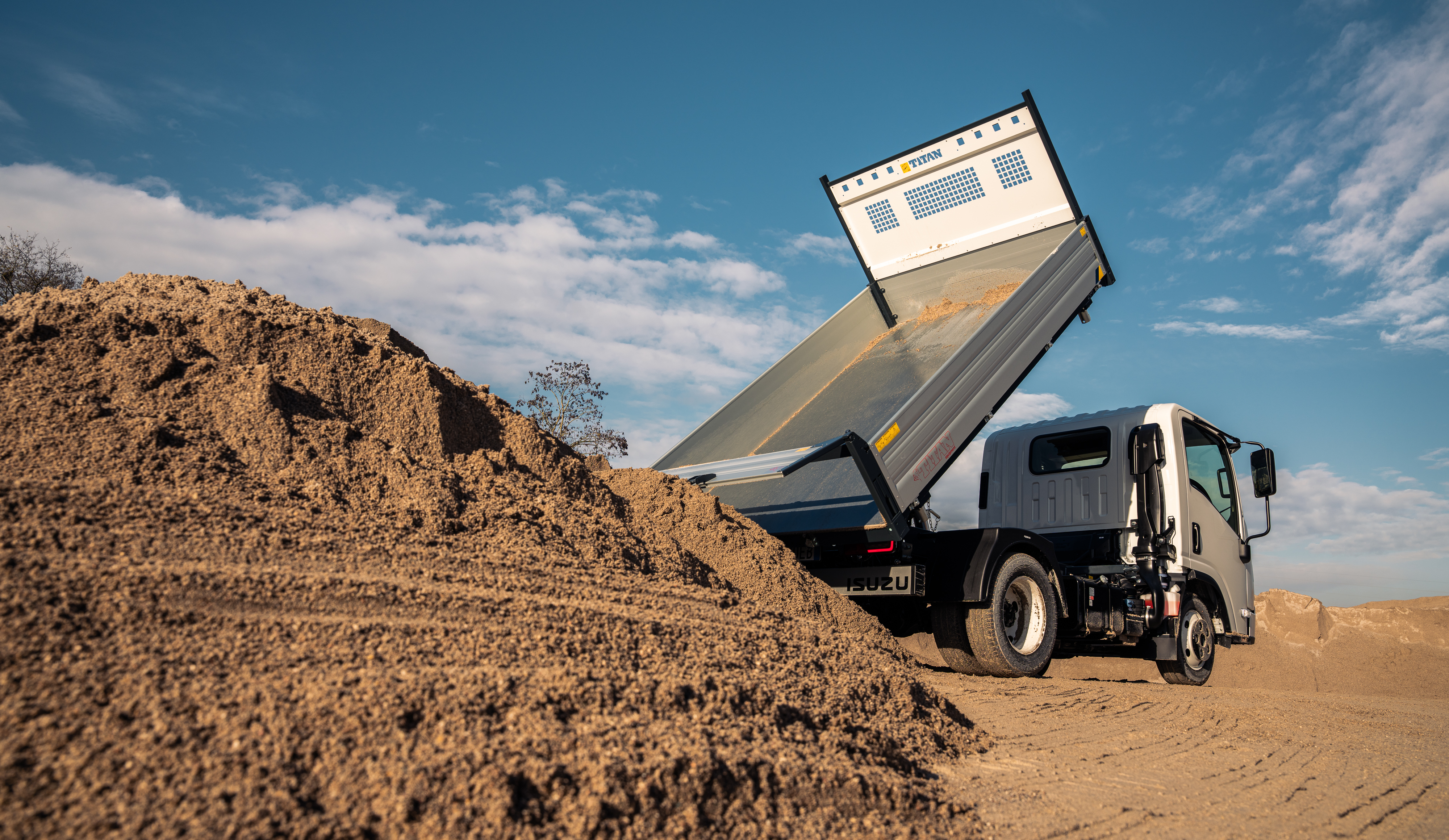 Camion ISUZU basculantă într-o aplicație de șantier