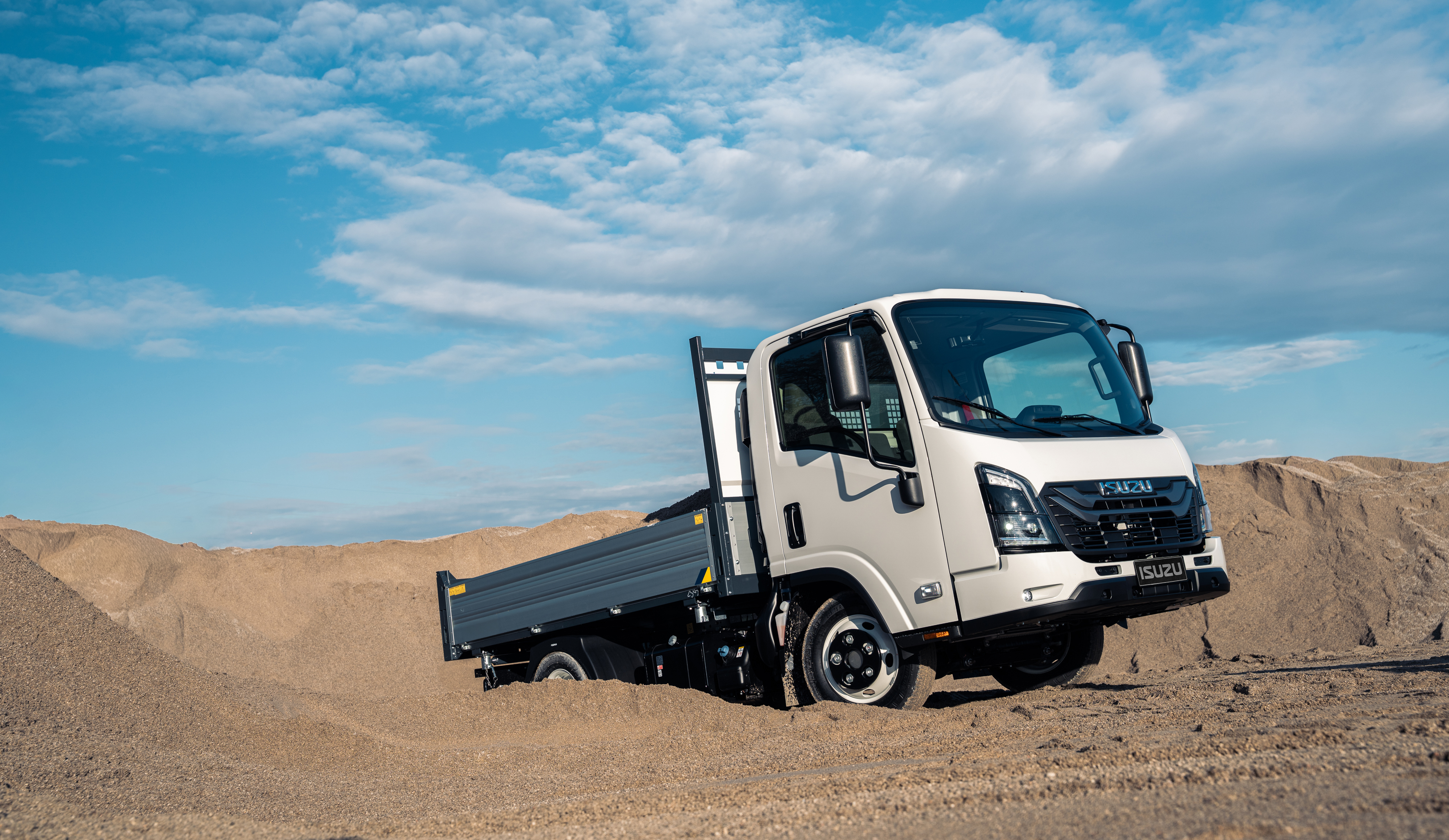 Camion ISUZU basculantă pe teren accidentat