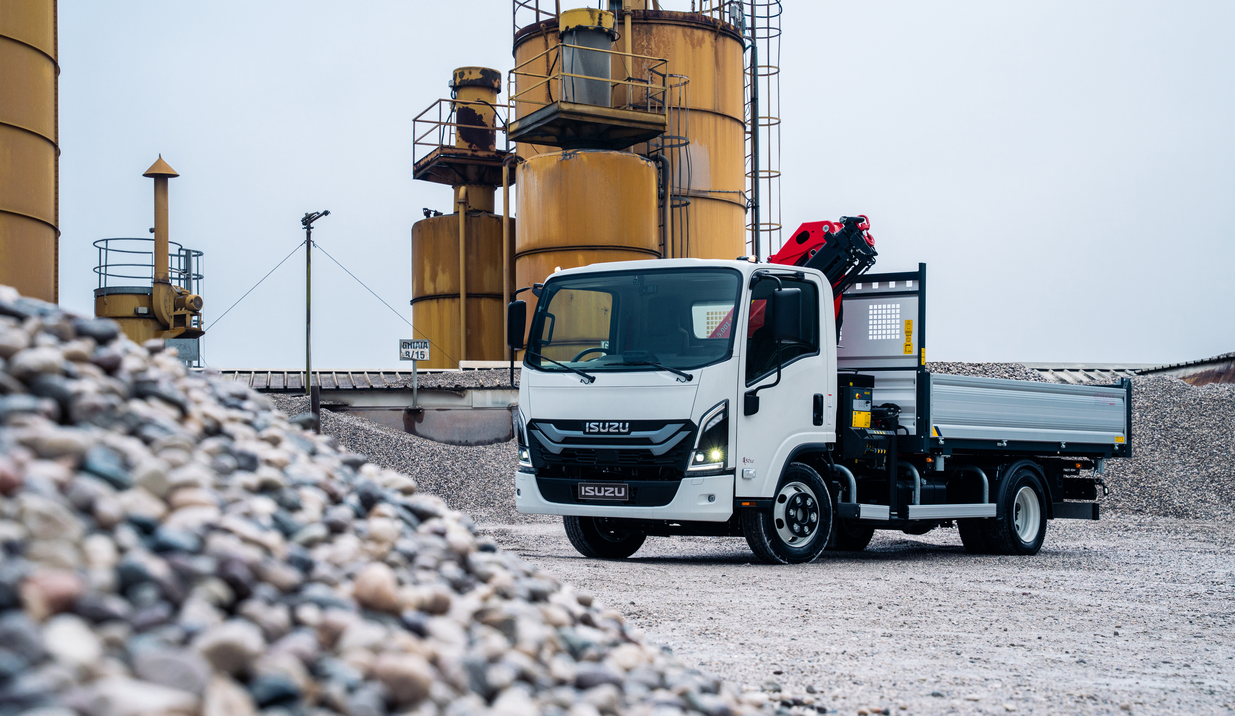 Camion ISUZU cu macara pentru aplicații profesionale