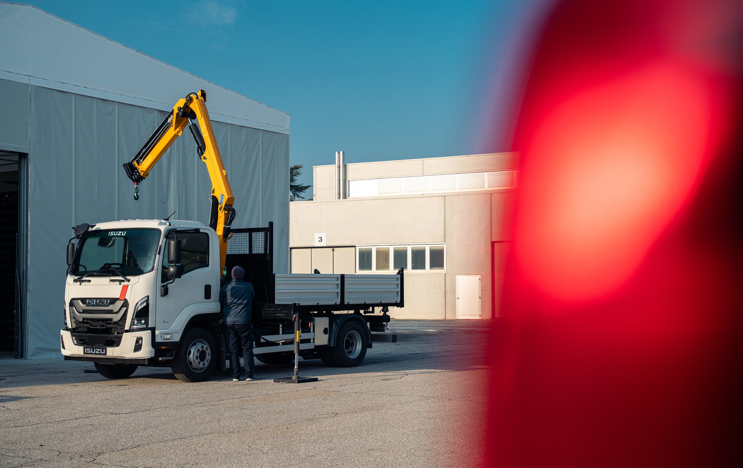 Camion ISUZU 10-14 tone cu platformă și macara