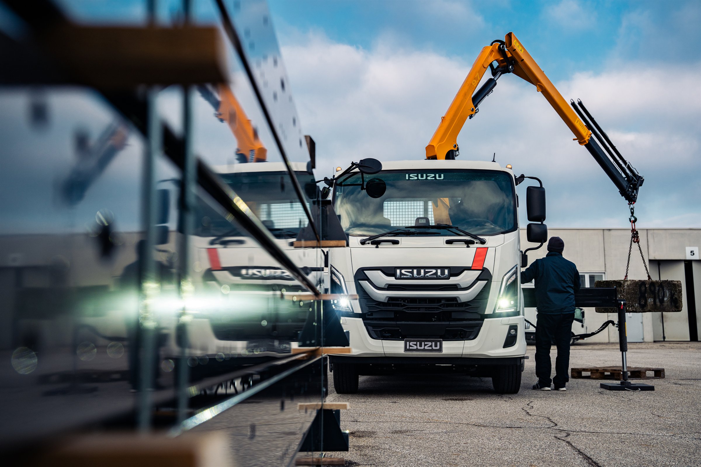 Camion ISUZU 10-14 tone cu macara pentru aplicații profesionale