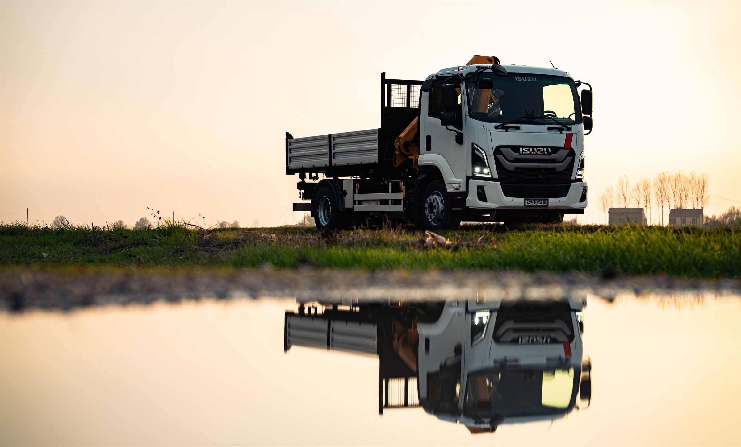 Camion ISUZU 10-14 tone cu benă pentru lucrări grele