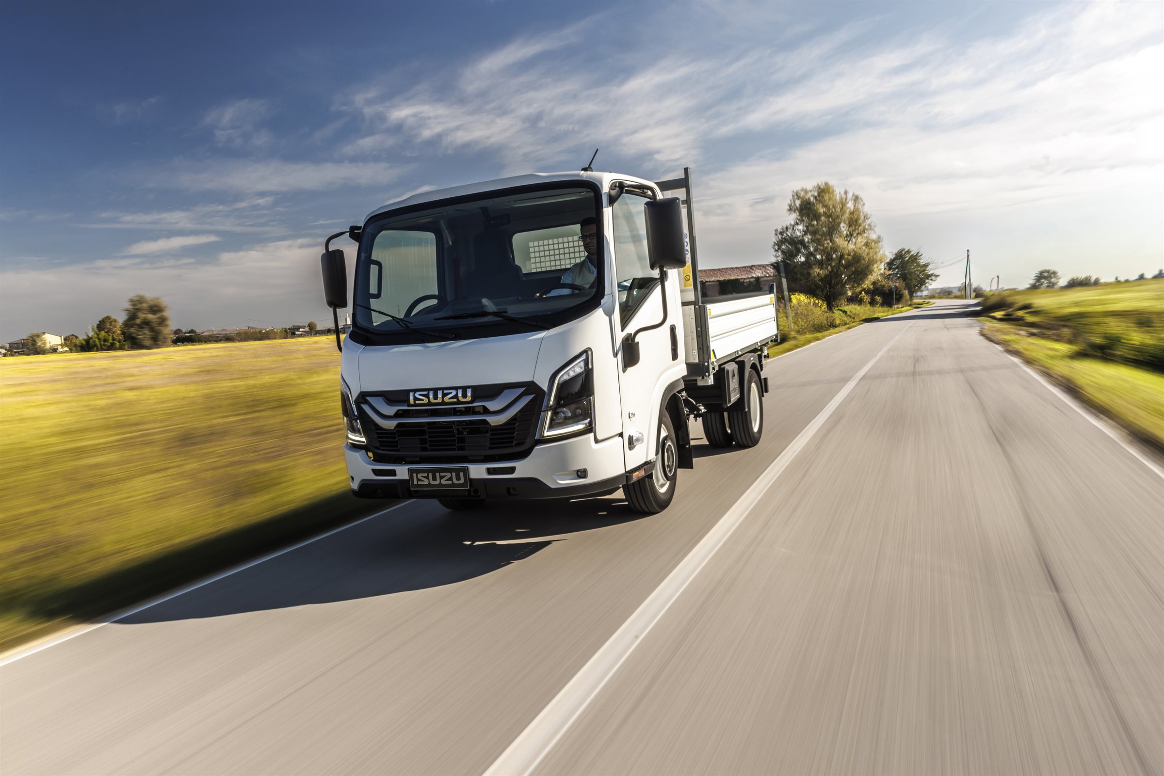 Camion ISUZU 3,5 tone în rulaj pe drum