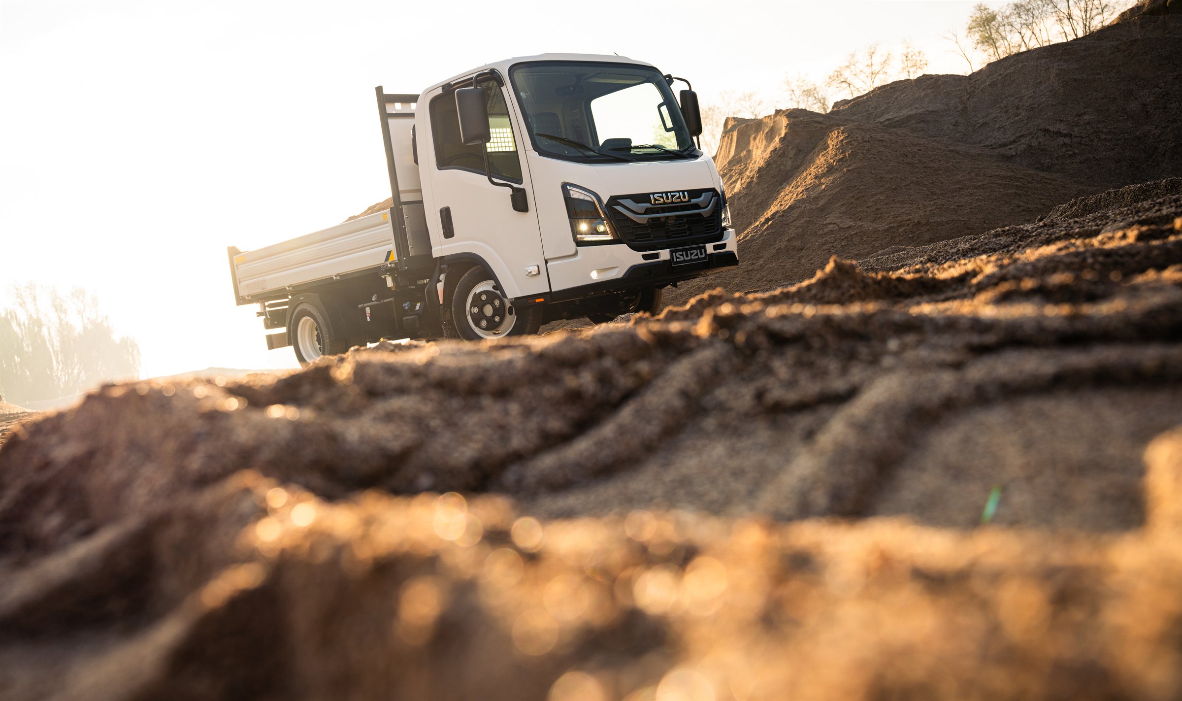 Camion ISUZU 3,5 tone basculabil pe șantier