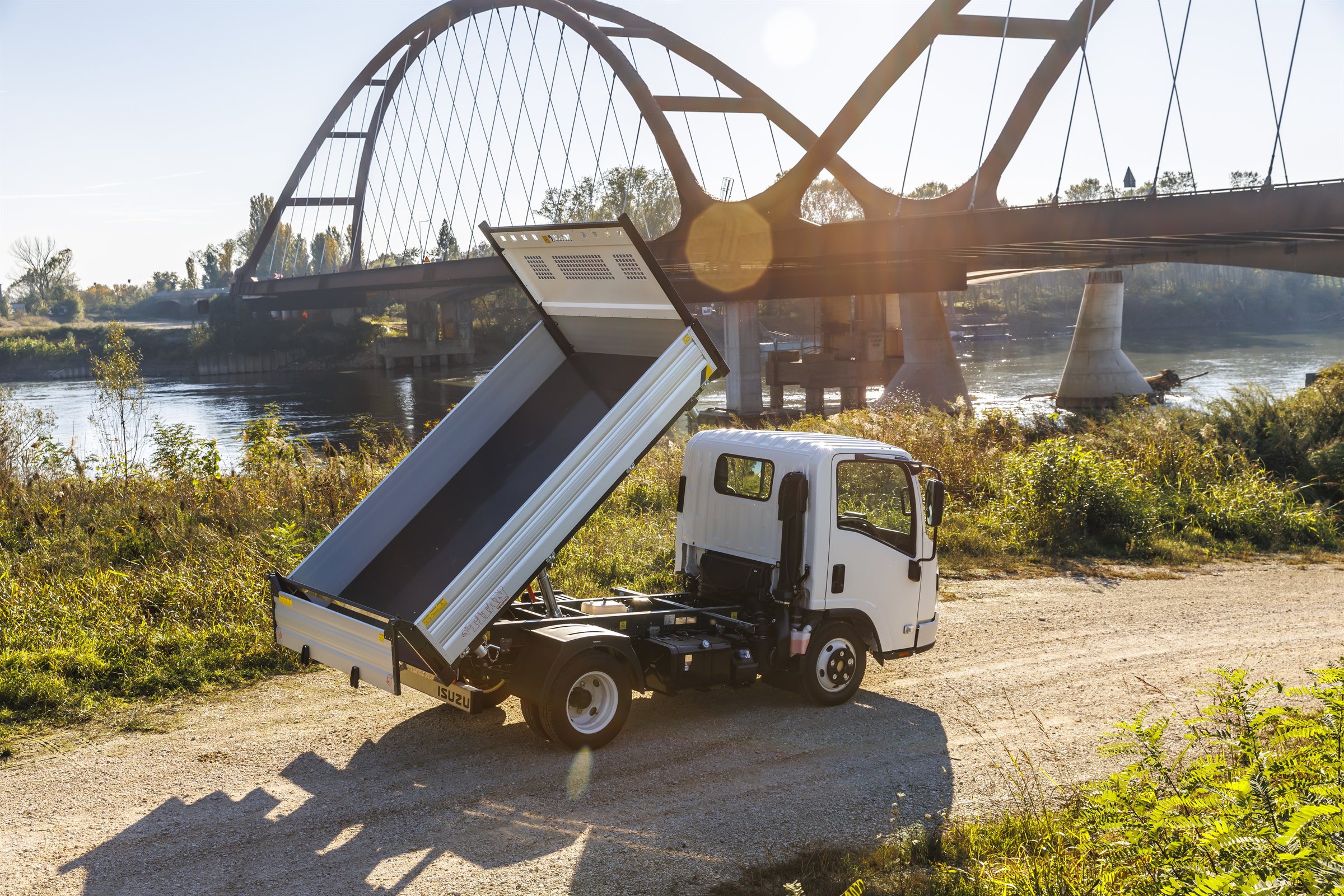 Camion ISUZU 3,5 tone cu benă basculabilă lângă pod