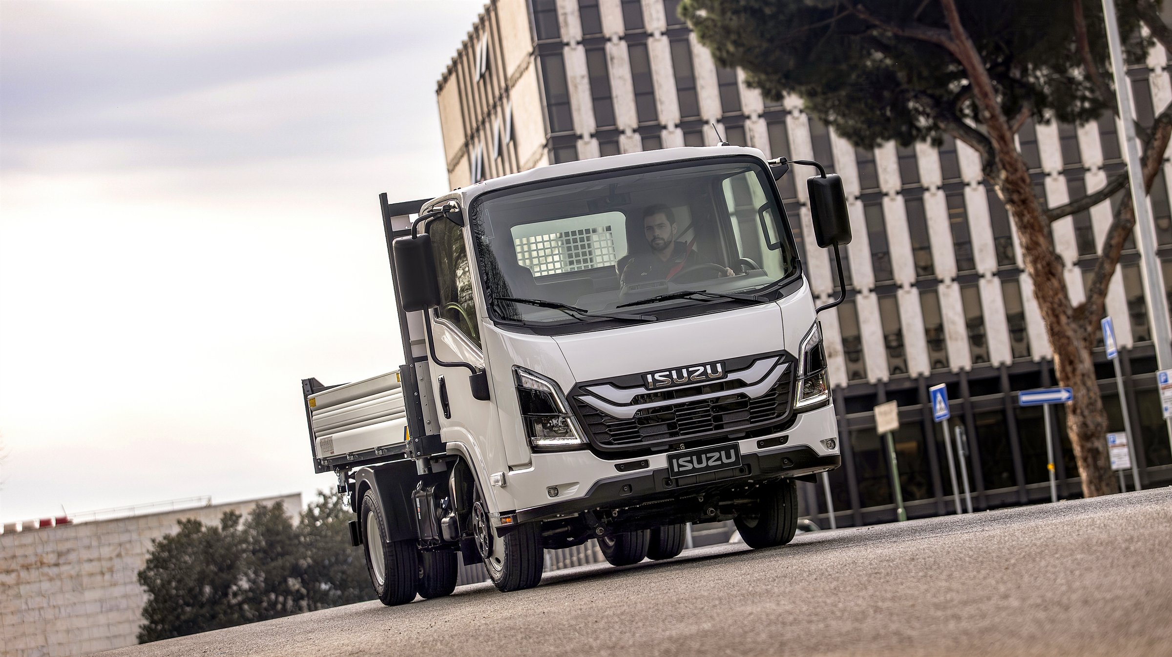 Camion ISUZU 3,5 tone într-o aplicație urbană de service