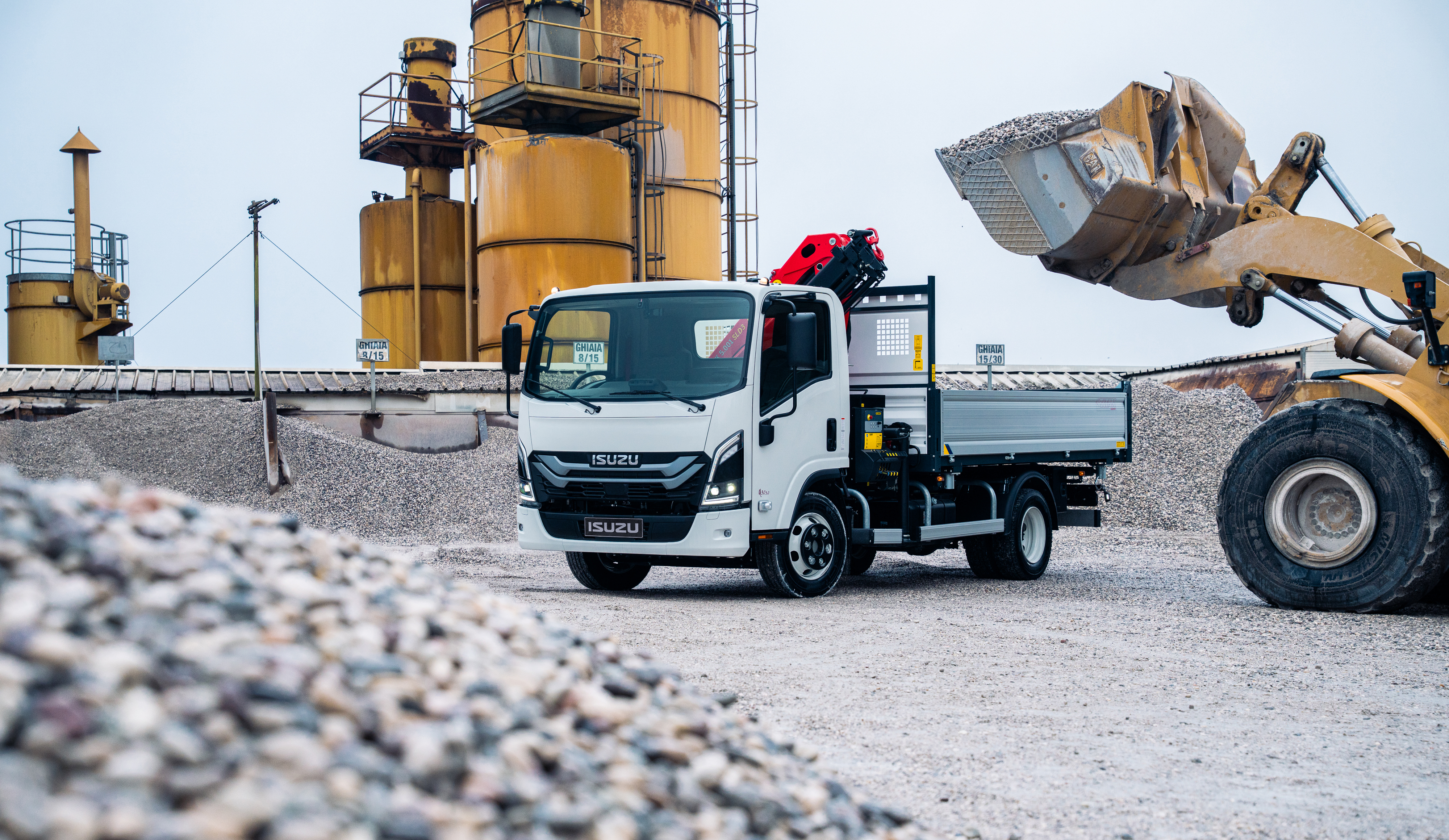ISUZU 6T cu benă basculabilă și macara